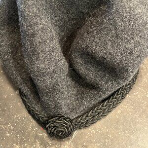Warm wool beret in charcoal grey